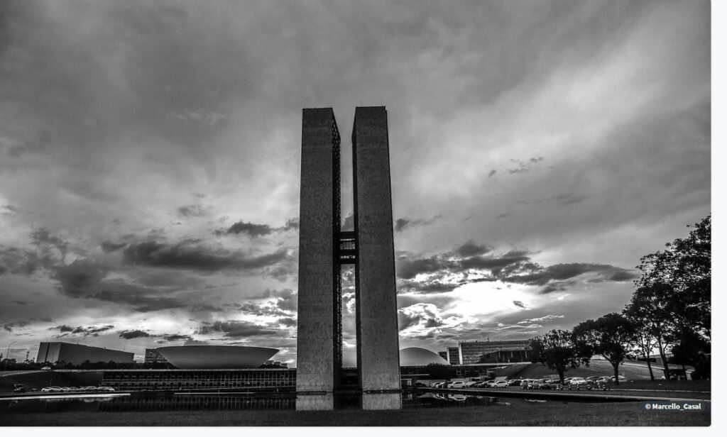 10.627 MORTOS: Congresso Nacional decreta luto de três dias por mortes por covid-19