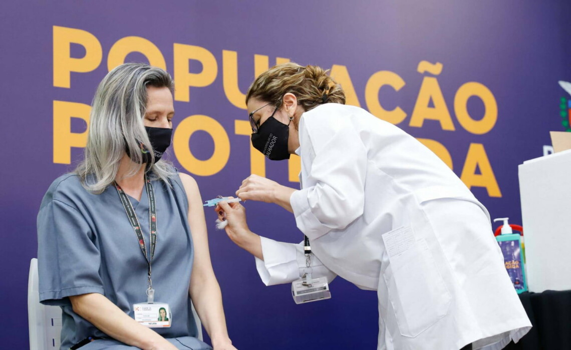 136,2 mil pessoas já foram vacinadas no Paraná
                
                    Foram distribuídas 219.271 doses até o momento. A terceira remessa, com mais 19.600 doses, começou a chegar em sete Regionais de Saúde apenas nesta sexta e não estão incluídas no cálculo.