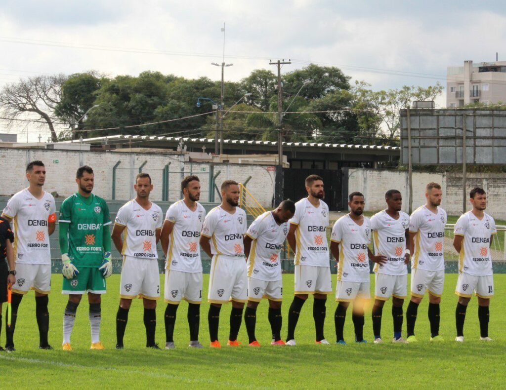 FUTEBOL:  Aruko joga no sábado (16) contra o Iguaçu em União da Vitória
                
                    Partida foi antecipada em comum acordo entre os clubes. Time maringaense vai em busca da reabilitação na Segundona do Paranaense de futebol.