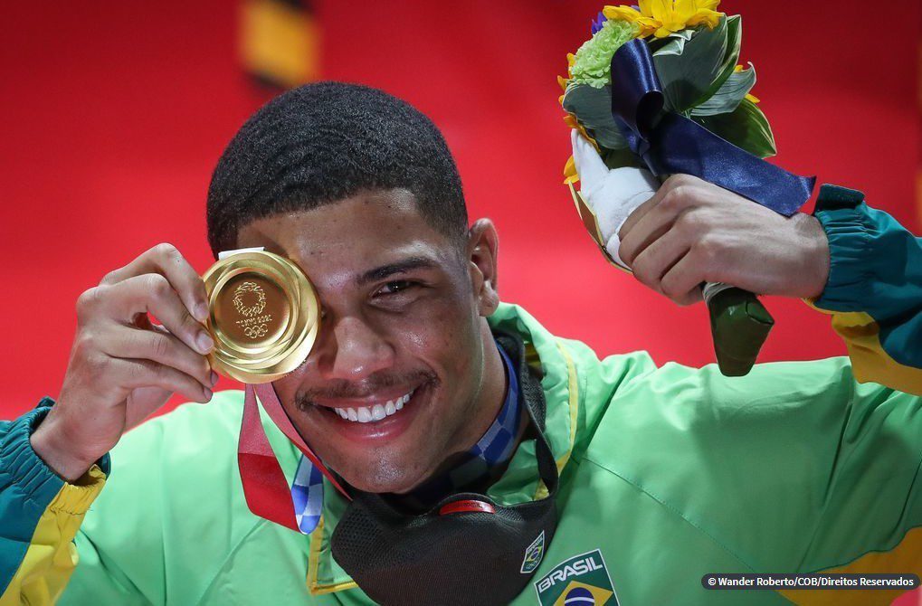 Brasil encerra Olimpíada com seu melhor desempenho de todos os tempos
                
                    Número de ouros iguala Rio. Total de medalhas é o maior na história