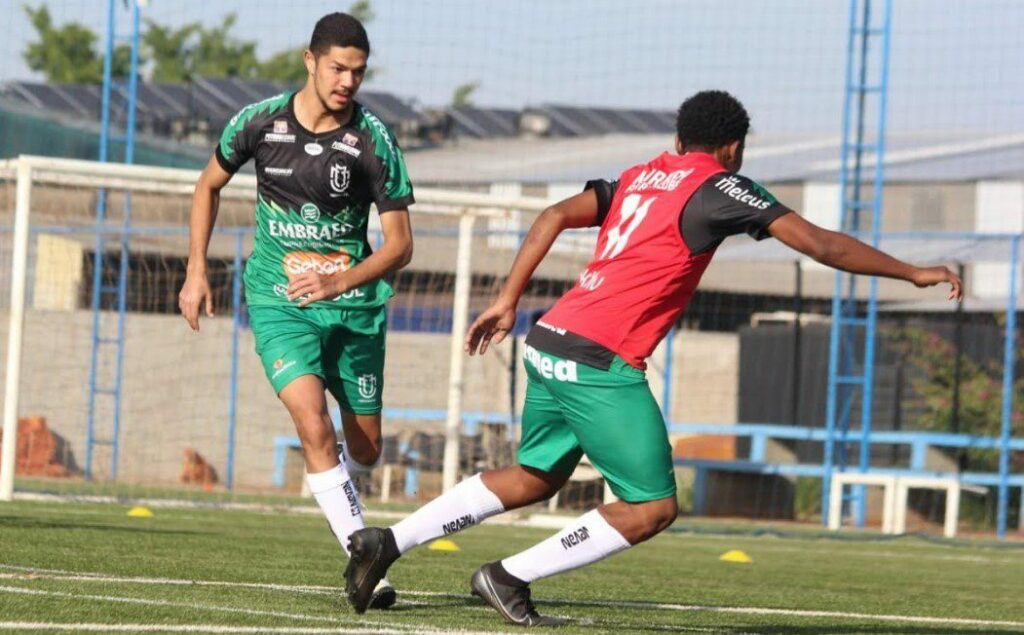 Maringá FC assina contrato profissional com atleta da base
                
                    Lateral Vitor Zanetti, de 19 anos, é um dos destaques das categorias de base do MFC nesse início de trabalho