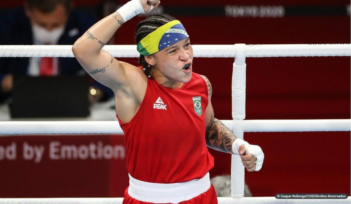 Bia Ferreira sobra na estreia no boxe e avança às quartas em Tóquio
                
                    Favorita ao pódio, brasileira volta ao ringue às 5h de terça-feira (3)