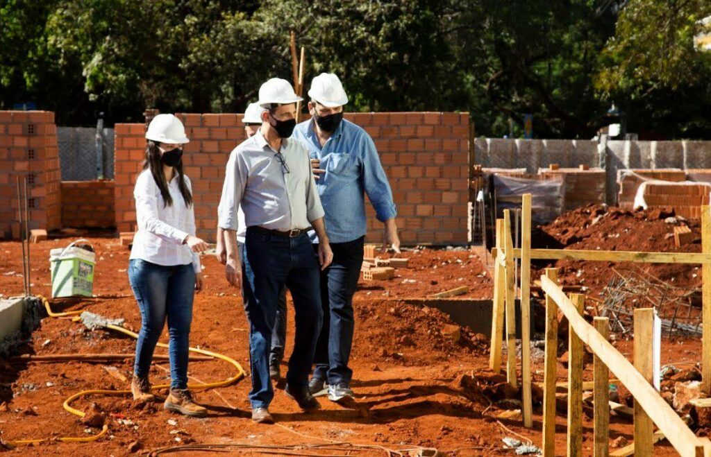 Verri visita obras esportivas maringaenses em andamento com recursos de emendas
                
                    Construções e reformas nas áreas do Esporte e Lazer de Maringá receberam, nos últimos cinco anos, mais de R$ 1,7 milhão em emendas parlamentares do deputado federal