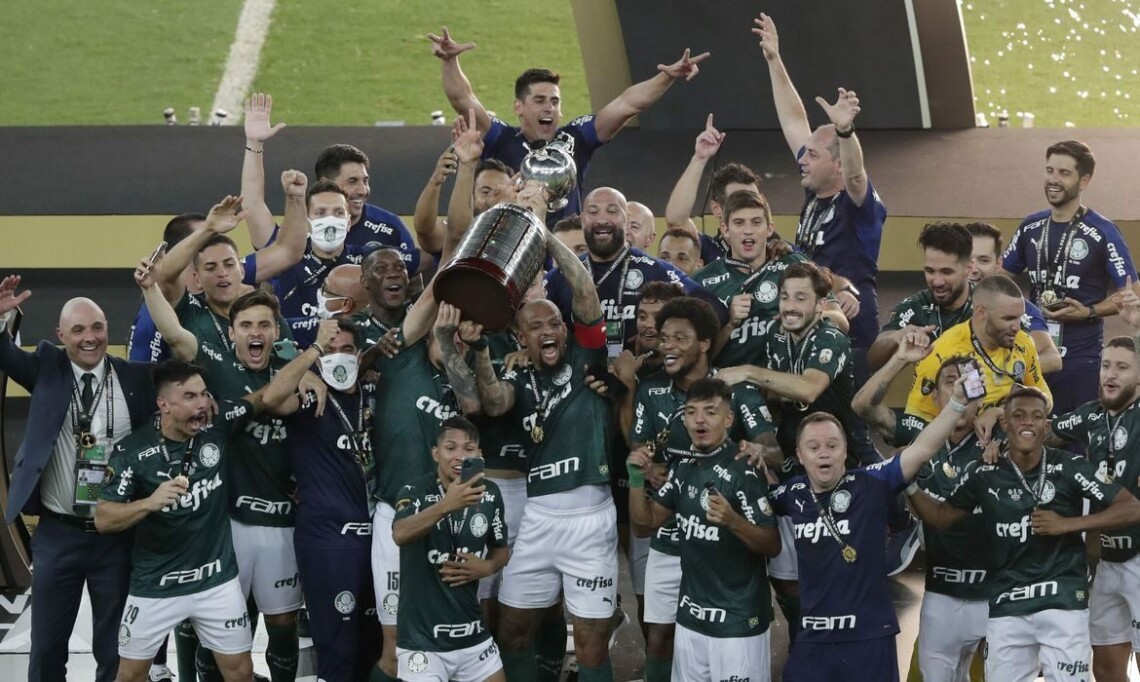 Palmeiras é bicampeão da Copa Libertadores
                
                    Verdão faz 1 a 0 no Santos com gol no final e comemora no Maracanã