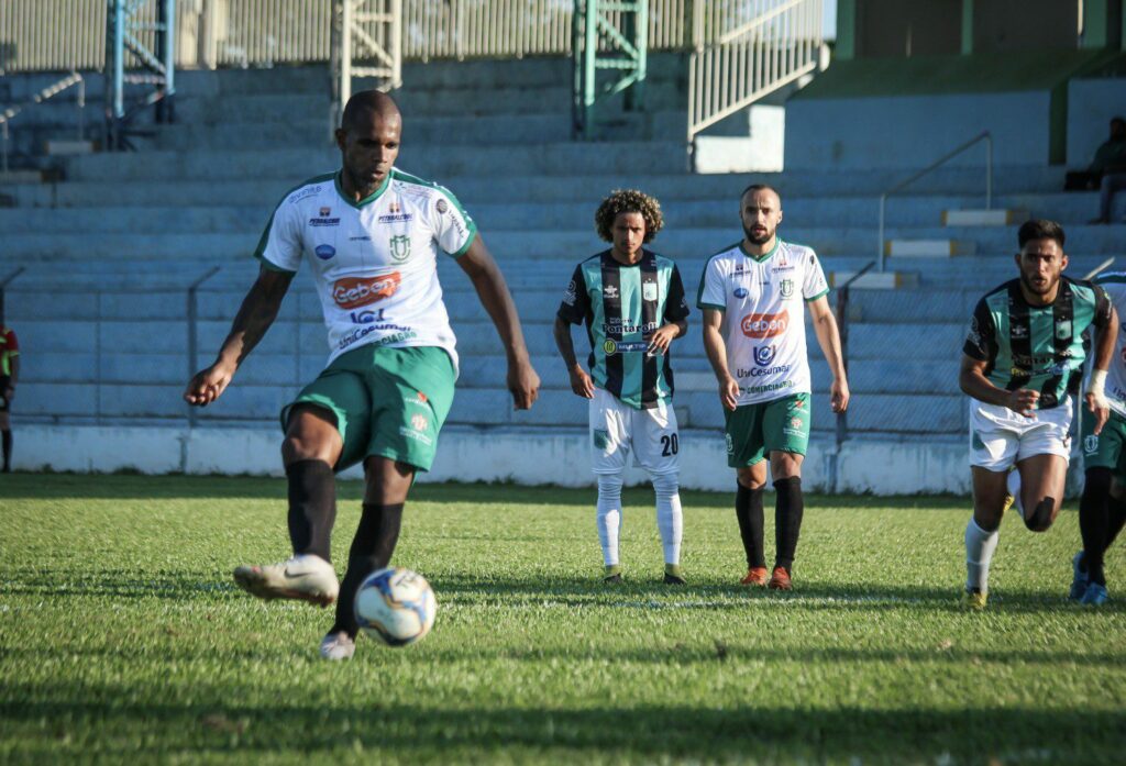 Dogão bate Prudentópolis e liderá segundona com 4 pontos de vantagem
                
                    Com gol do atacante Tadeu, o tricolor venceu fora de casa e chegou a 13 pontos na competição