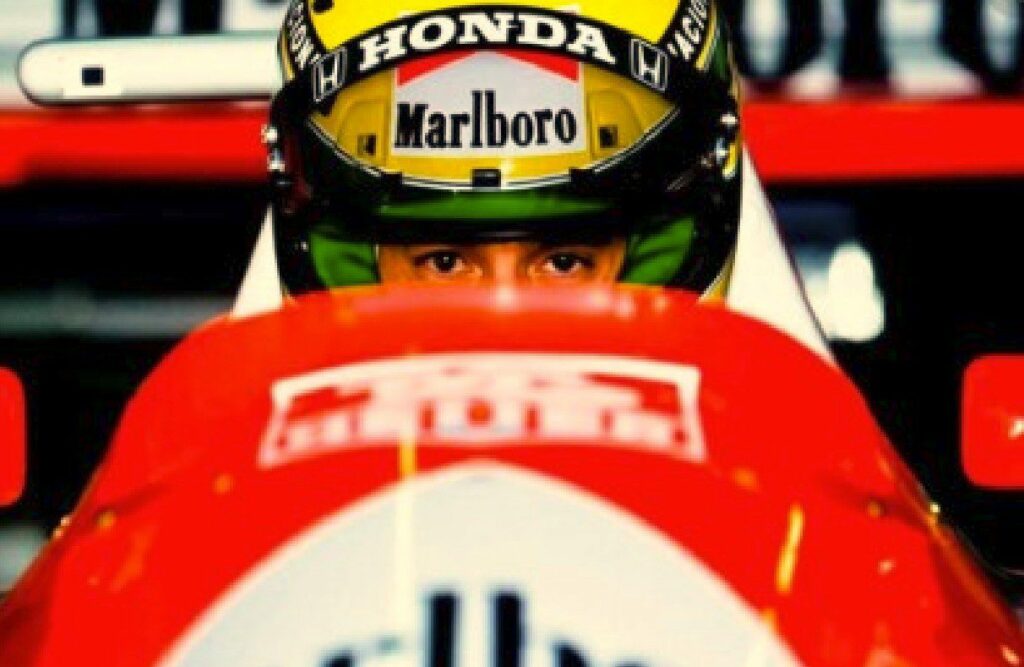 Ayrton Senna é o mais veloz de todos os tempos, diz estudo sobre F-1
                
                    Senna prevalece com 114 milésimos de vantagem sobre o alemão Michael Schumacher, e 275 milésimos à frente do inglês Lewis Hamilton.