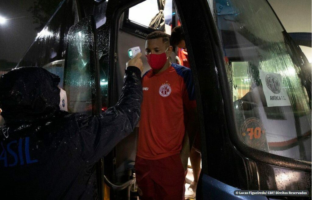 Coronavírus já contaminou o Campeonato Brasileiro. Depois de Goiás e Criciuma, o Corinthians anuncia que 3 estão com COVID
                
                    Pandemia afeta equipes e vai provocar desequilíbrio na disputa