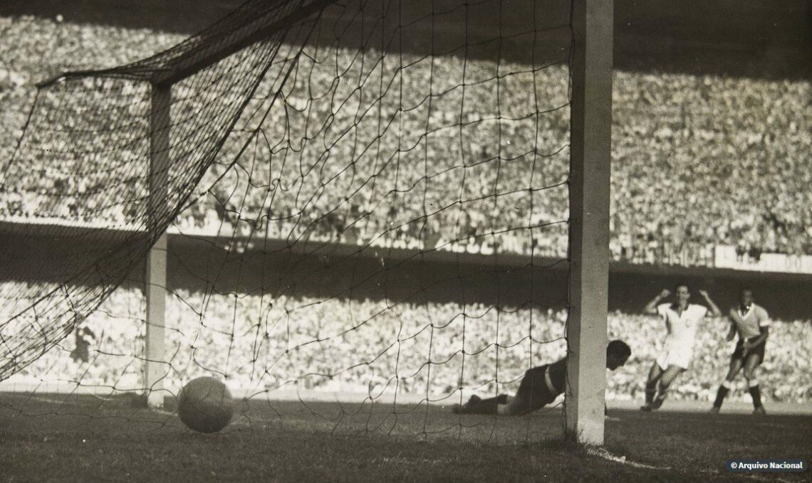 Maracanazo: 70 anos do sonho interrompido. Reveja o gol de Ghiggia 
                
                    Gol de Ghiggia marcou história das Copas do Mundo