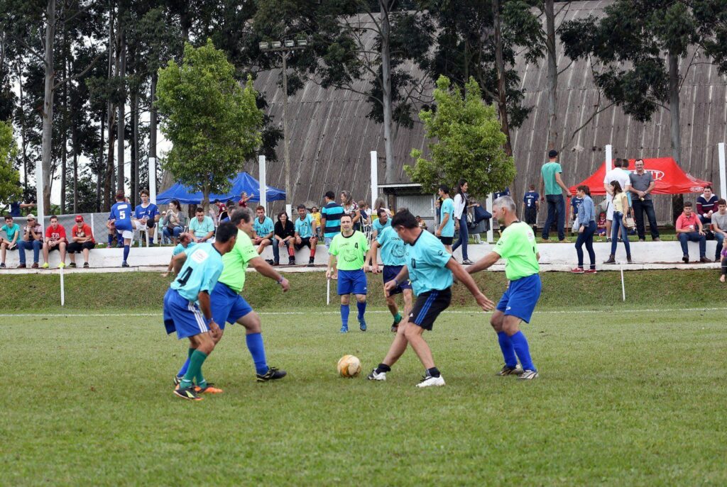 COPA COAMO: Regional Oeste neste sábado com 84 equipes e mais de 1,2 mil atletas e dirigentes
                
                    A etapa de Toledo conta com 19 equipes, sendo 12 de Toledo, cinco de Dez de Maio e dois de Dois Irmãos. Em São Pedro Iguaçu são 11 times com integrantes de Ouro Verde do Oeste.