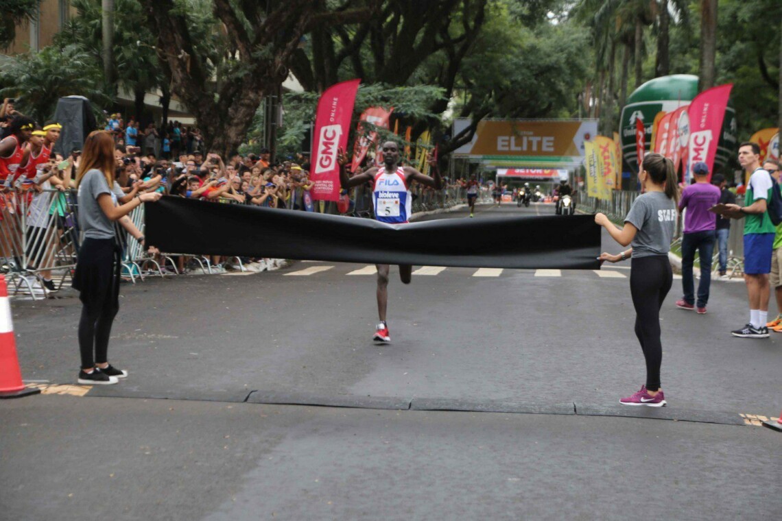 Prova Rústica Tiradentes: Nenhuma Surpresa.  Dobradinha queniana na 45ª edição da tradicional corrida maringaense.  Jeferson Lopes é o melhor de Maringá
                
                    William Kibor venceu com 29´50".