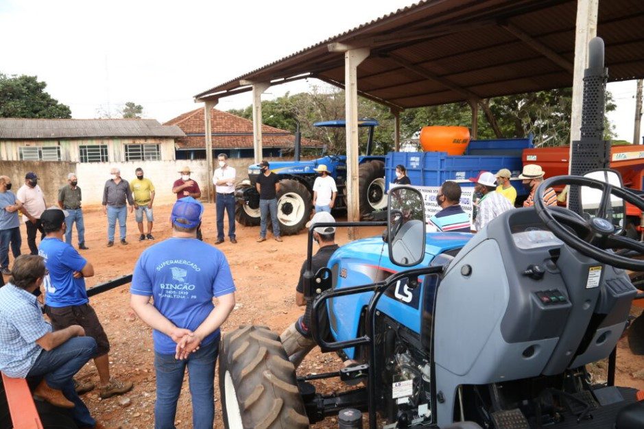 Agricultores familiares de Planaltina do Paraná recebem maquinários de Enio Verri
                
                    Implementos agrícolas adquiridos com recursos de emendas do deputado federal foram entregues para três associações comunitárias de assentamentos rurais da cidade