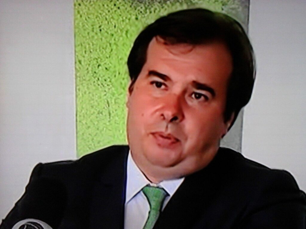 Rodrigo Maia critica comportamento de apoiadores de Bolsonaro. Veja os vídeos das situações citadas