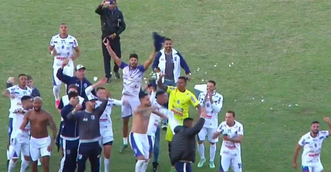 FUTEBOL: Foz surpreende, bate o Aruko no Willie Davids e é campeão da Segundona