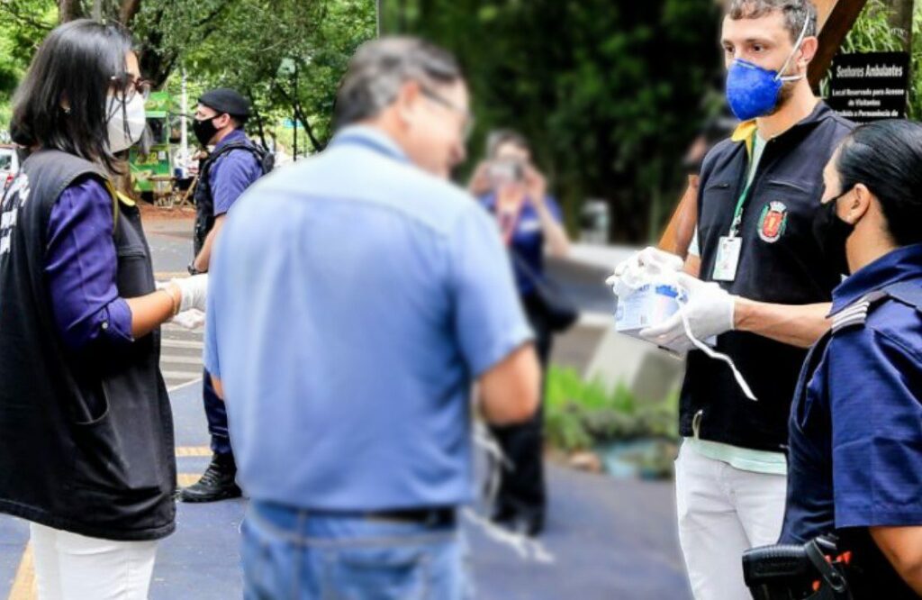 Fiscais multam 4 pessoas em 20 minutos por falta de máscara durante fiscalização em frente ao Parque do Ingá