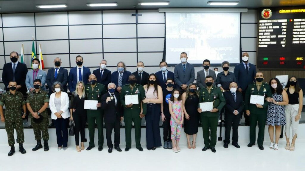 Câmara homenageia integrantes do Tiro de Guerra com título do Mérito Comunitário
                
                    Os subtenentes Anderson da Silva Souza e Ricardo José Florentino de Santana, e os sargentos Claudio de Lima de Sá e Artur Mendes Machado, que comandaram o Tiro de Guerra de Maringá (TG) durante os anos de 2020-2021, foram homenageados pelos vereadores com a entrega do título do Mérito Comunitário pelos relevantes serviços prestados à comunidade maringaense.