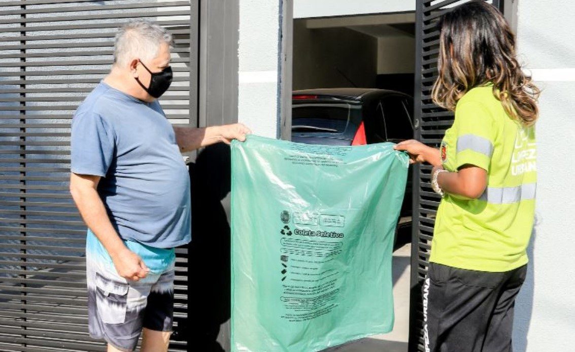Prefeitura de Maringá pretende distribuir 100 mil sacos de lixo por mês