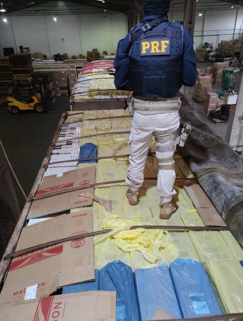 PRF apreende 600 mil maços de cigarros contrabandeados no oeste do estado
                
                    O condutor da carreta foi preso
