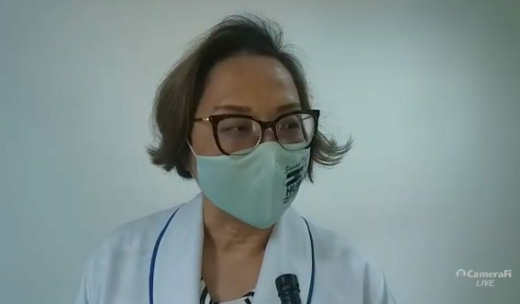 HU da UEM tem pacientes intubados na sala de emergência. "Pronto Socorro Covid deixa de atender demandas espontâneas", afirma a superintendente Elisabete Kobayashi
                
                    Hospital emitiu alerta à regulação de saúde sobre a capacidade plena esgotada e atendimento no Pronto Socorro respiratório passa a atender apenas referenciado à Central de Regulação e sem atendimento para a demanda espontânea