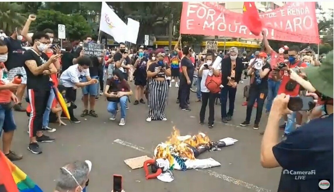 Em Maringá manifestantes queimam boneco de Bolsonaro ao final de passeata que pediu impeachment do Presidente da República
                
                    Ato maringaense reuniu centenas de estudantes, trabalhadores,  sindicalistas, partidos políticos e associações ligadas a movimentos sociais.