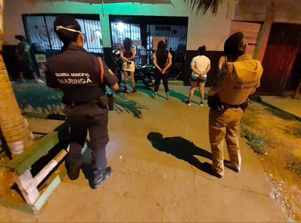 MARINGÁ: Fiscalização flagra tabacaria com clientes e descumprimento do toque de recolher 
                
                    Veja as fotos da Operação da GGI  nesta sexta-feira 21.