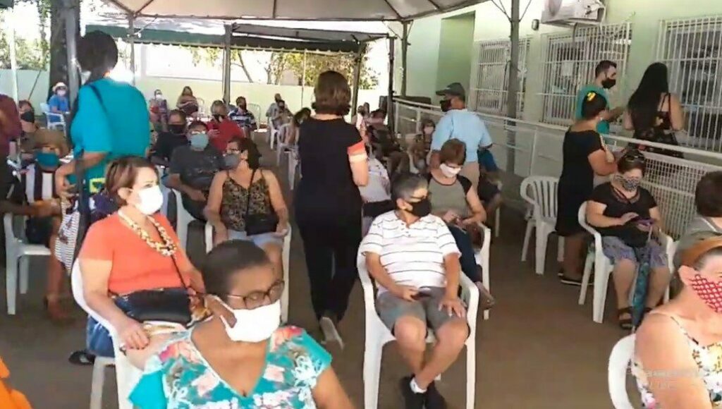 Idosos enfrentam sol e fila para receber vacina contra Covid no Mandacaru, mas "processo de imunização flui bem"