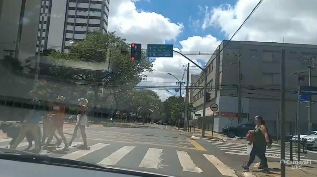 MATRIZ DE RISCO: MUITO ALTO - Veja as imagens do movimento no centro de Maringá na manhã deste sábado, 27
                
                    Entrou em vigor ontem, 26, o decreto Nº 585/2021 - Somente atividades essenciais estão autorizadas a funcionar, respeitando as normas de enfrentamento à COVID