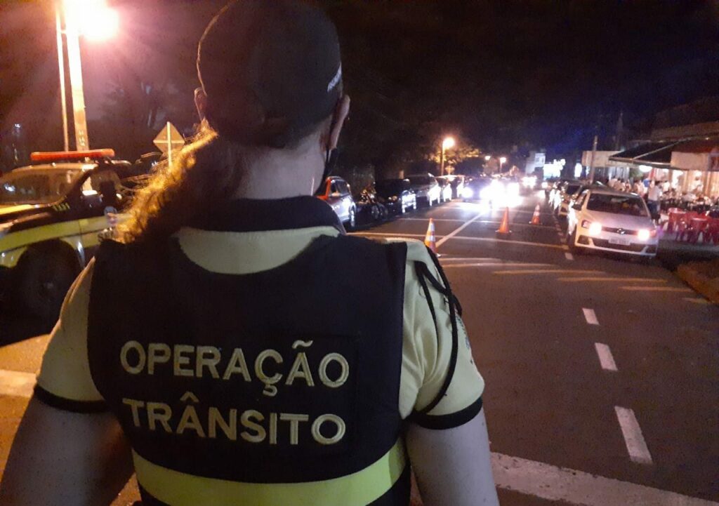 Fiscalização de Carnaval flagra e interdita bar aberto além do horário neste sábado em Maringá