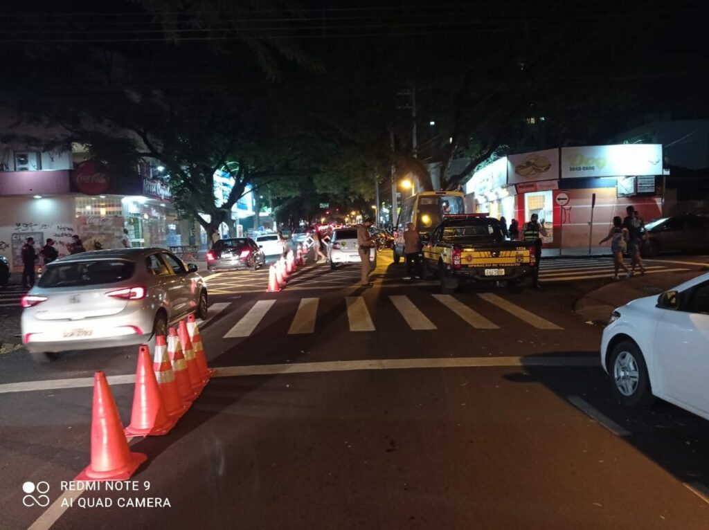 VEJA: Blitze do GGI na rua Paranaguá e avenida Petrônio Portela abrem Fiscalização Integrada de Carnaval em Maringá
                
                     Denúncias podem ser realizadas na Ouvidoria Municipal (156) e Guarda Municipal (153).