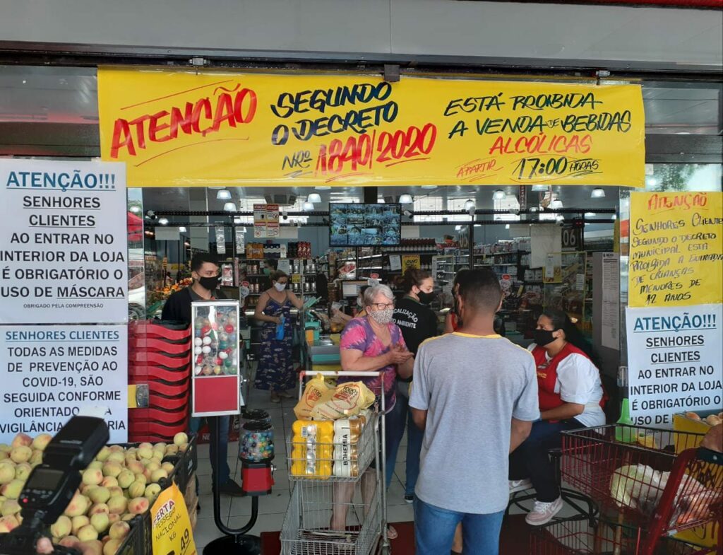 FISCALIZAÇÃO:  Prefeitura de Maringá vistoria Supermercados e Shoppings na tarde desta terça, 1. Controles continuam à noite em bares, restaurantes e locais noturnos
                
                    Balanço das fiscalizações deve ser divulgado na quarta. Veja as imagens