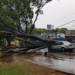 Vendaval derruba postes e árvores em Maringá na tarde de domingo. Veja as imagens da chuva de granizo