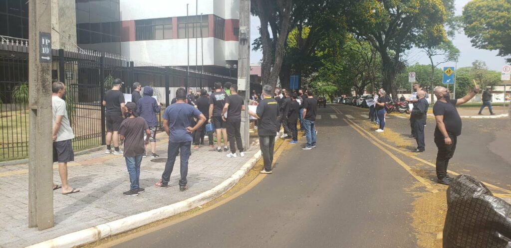 VEJA AS IMAGENS: Setor de Eventos de Maringá faz novo protesto em frente à Câmara Municipal
                
                    Empresários querem  liberação para eventos seja em base à capacidade do local, copiando o exato modelo estabelecido para o funcionamento das igrejas.