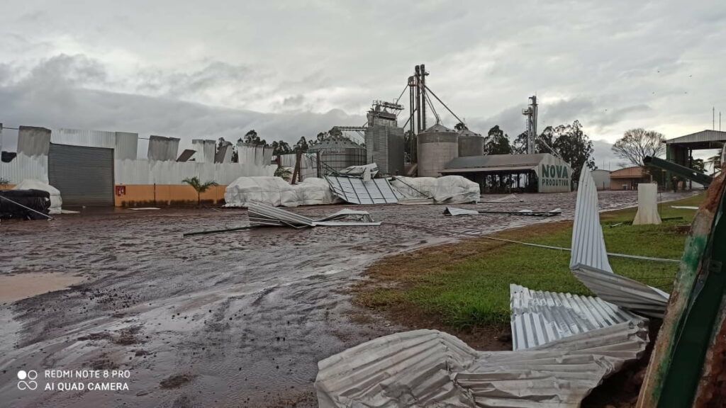 Vendaval destrói barracão de insumos de uma Cooperativa Agroindustrial de Lobato. Vejas as imagens 
                
                    Fotos: Sérgio Ramos dos Santos