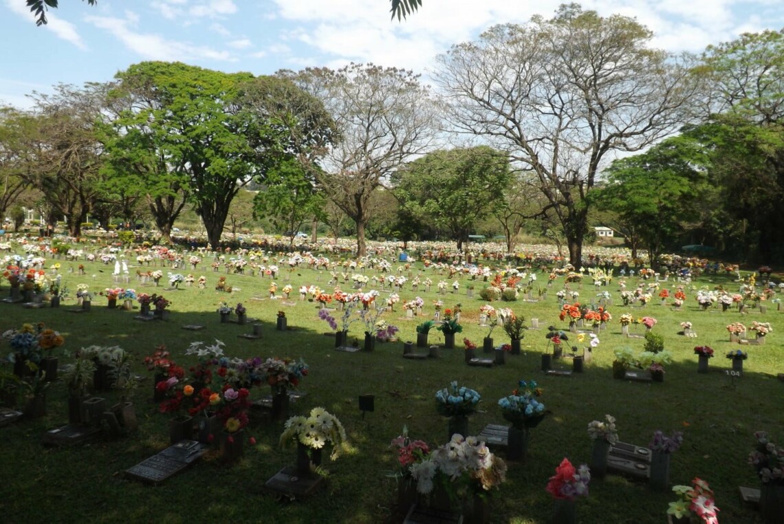 Cemitérios de Maringá ficam abertos das 8 às 18h neste sábado e no domingo - Dia dos Pais Para observar as regras dos decretos de enfrentamento à pandemia, entre as várias regras, não haverá cerimônias religiosas e nem a presença de vendedores ambulantes
