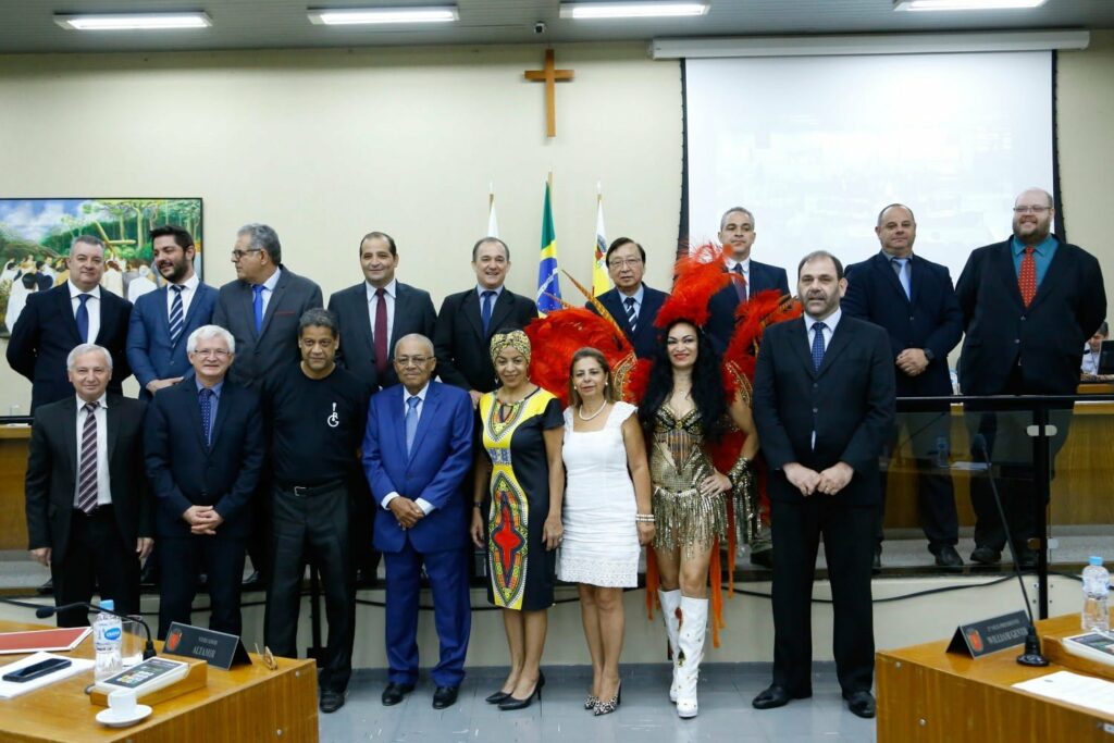 Poeta angolano que participou da FLIM, fala aos vereadores sobre a cultura de seu país. Veja o vídeo