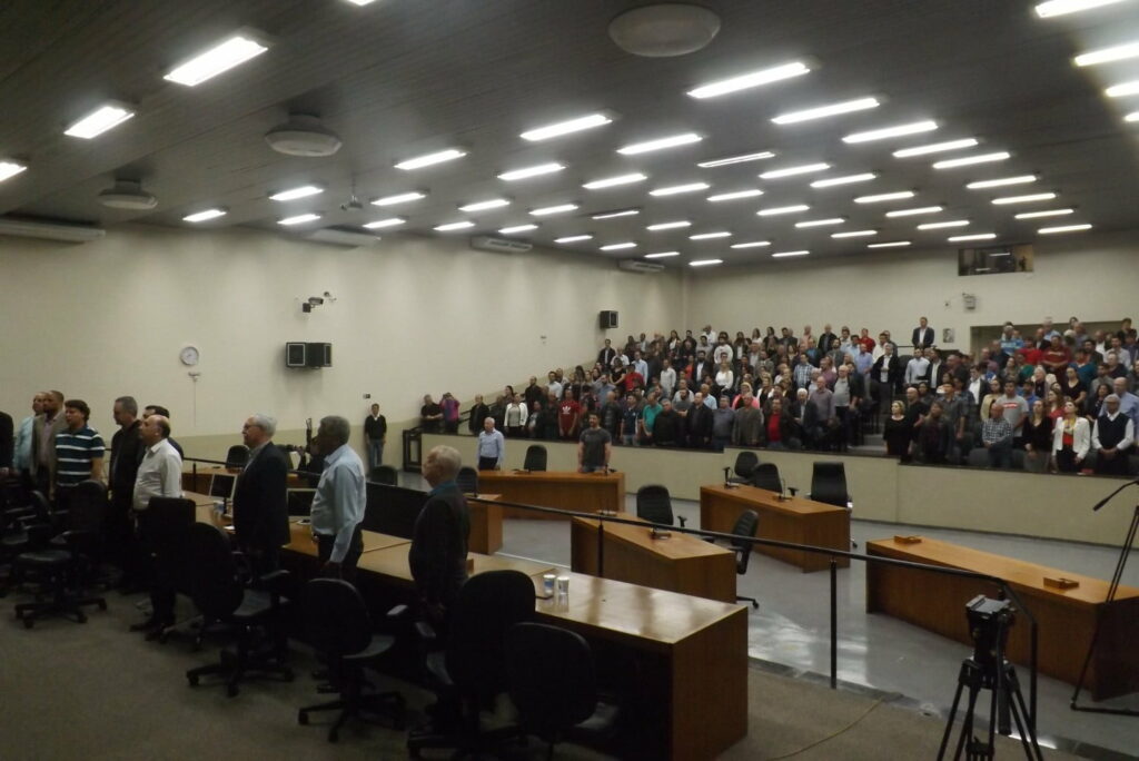 João Arruda, presidente estadual do MDB, recebe filiação do vice-prefeito Edson Scabora e anuncia apoio a Ulisses nas eleições municipais . Veja as entrevistas
                
                    "Não lançaremos candidato próprio. É vontade de Scabora apoiar Ulisses e prosseguir como seu vice", disse Arruda na entrevista a O FATO MARINGÁ