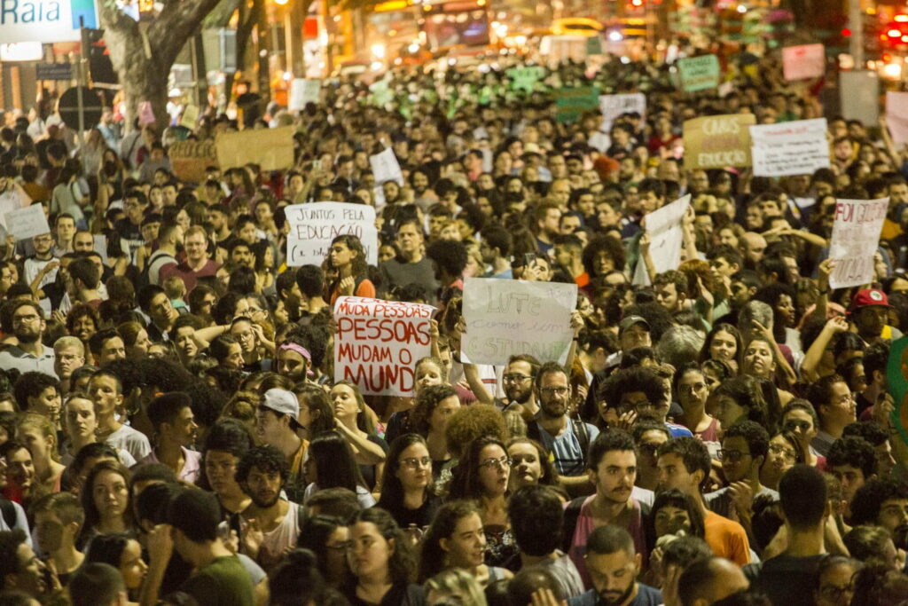 CORTES NA EDUCAÇÃO: Manifestação encabeçada pela UEM reúne 4000 em Maringá