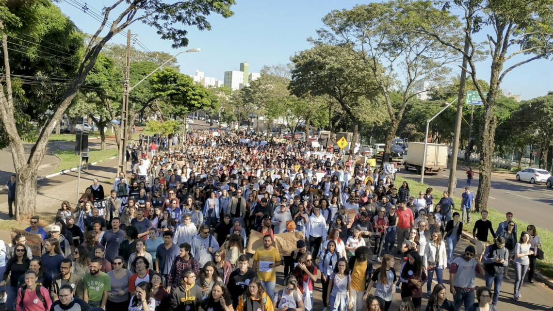Greve Nacional pela Educação Pública leva milhares de estudantes e professores às ruas de Maringá. 
                
                    UMES anuncia protesto na Expoingá em ocasião da chegada do governador Ratinho