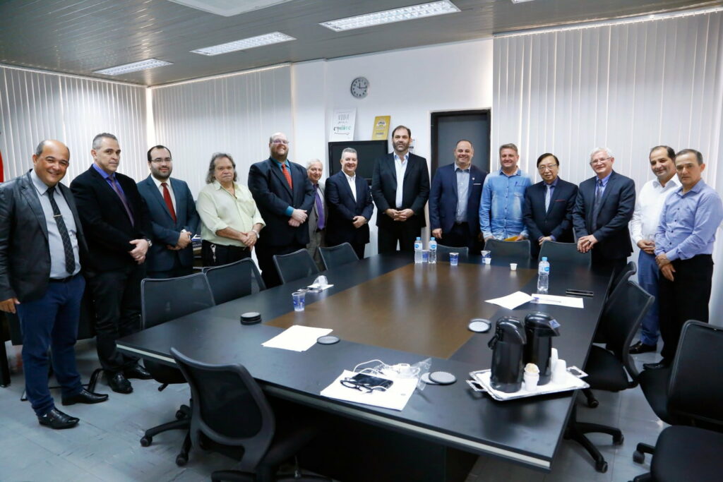 Maringá lidera municípios na luta contra a tarifa mínima da água. 
                
                    Laércio Bulgaron, presidente da Câmara Municipal de Icaraíma visita Maringá para conhecer projeto que proíbe cobrança mínima nas tarifas de água e esgoto.