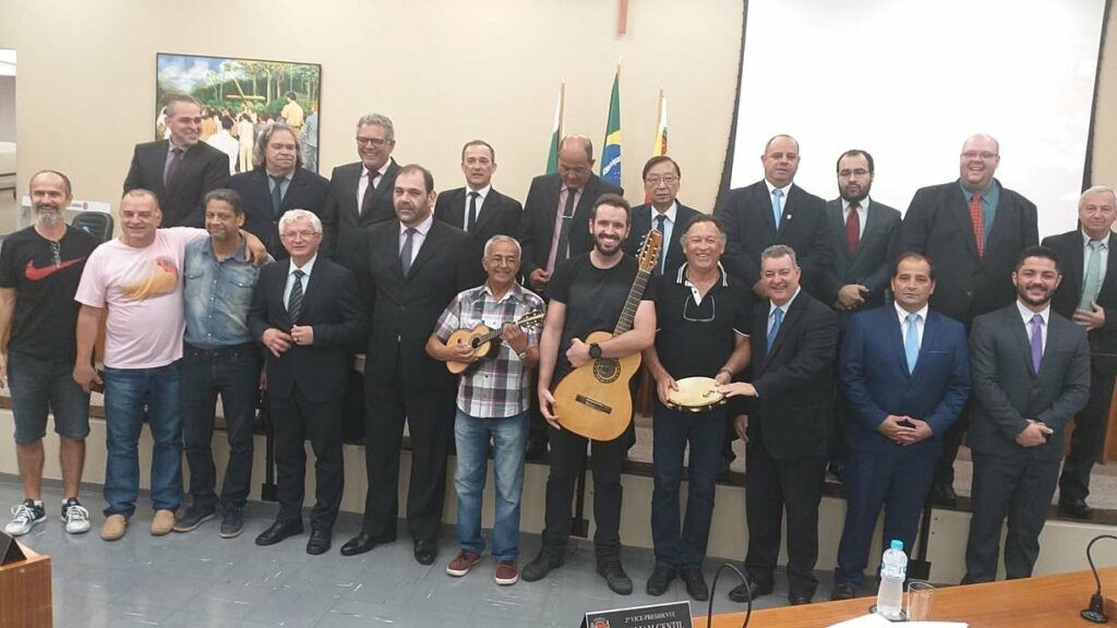 NO COMMENT de O FATO MARINGÁ: Câmara celebra Dia Nacional do Choro e recebe grupo maringaense "AMIGOS DO CHORO". Veja o video
                
                    A formação maringaense conta com Geraldinho do Cavaco, Ricardo Agostino (violão) e Clebes Bruno (pandeiro).