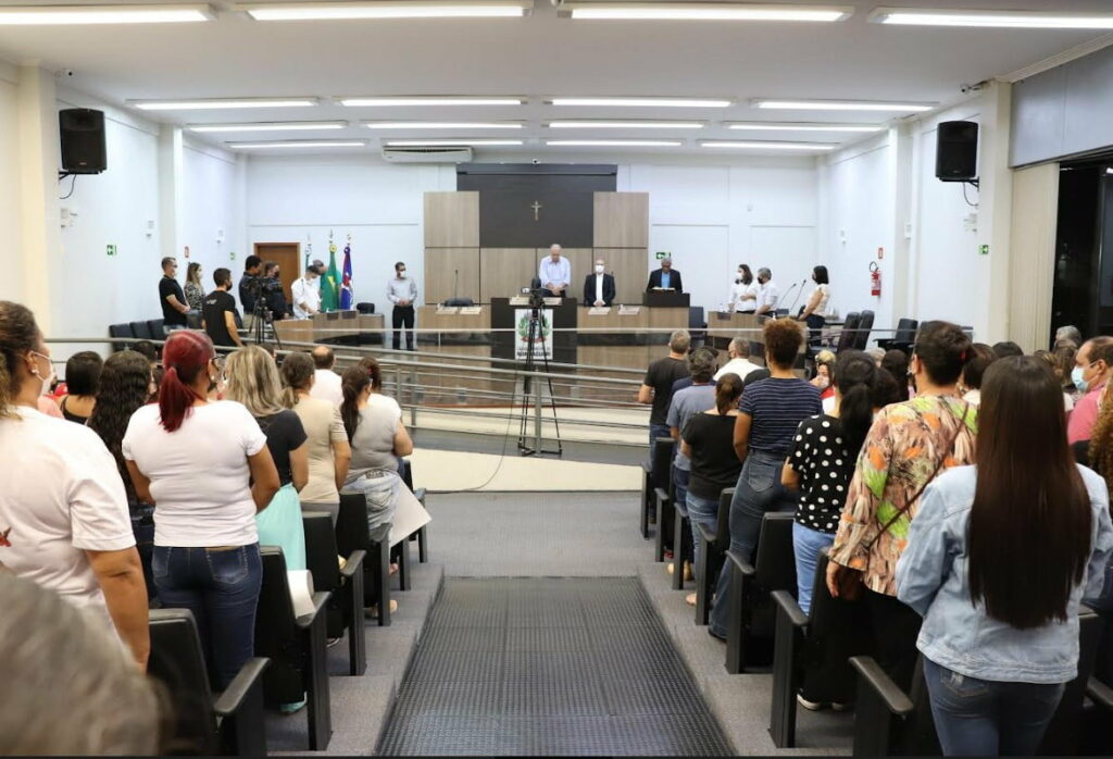 Servidores de Mandaguari lotam sessão da Câmara e fazem protestos contra a gestão da Prefeitura
                
                    Profissionais de diversos setores demonstraram descontentamento com a forma como têm sido tratados pela Administração Municipal