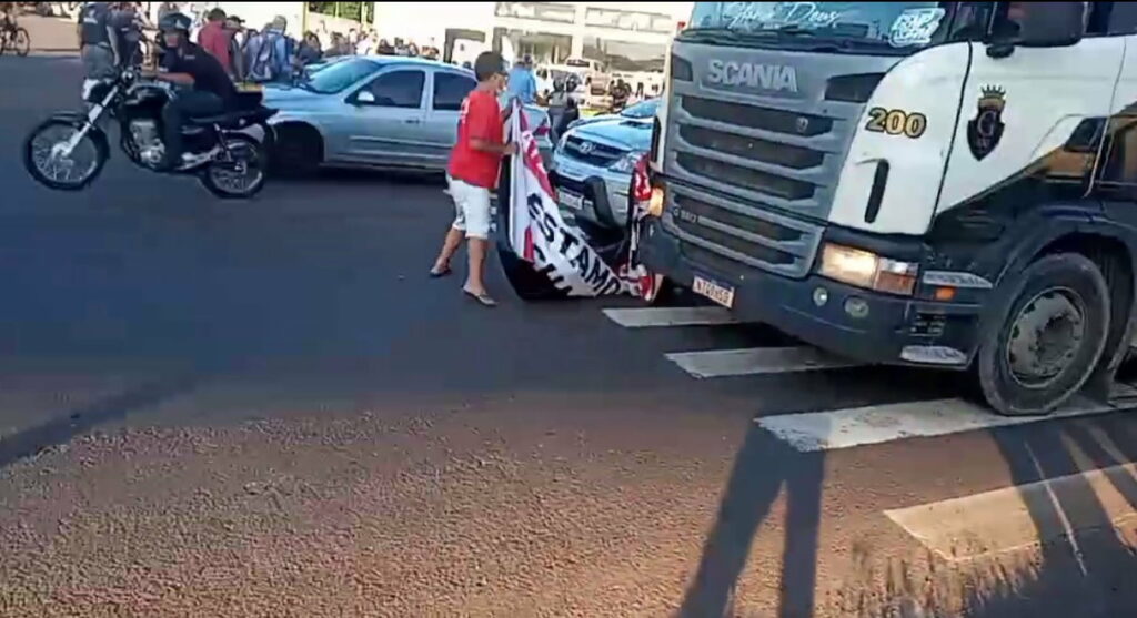 FLAGRANTE: Em Sarandi, carros avançam sobre manifestantes que haviam fechado o trânsito na BR 376 na entrada do Contorno Norte
                
                    Ninguém se feriu, mas por pouco não acontece uma tragédia. Manifestantes retiraram tubos que fechavam rua paralela à Colombo e que serve de acesso à rodovia para quem mora nos bairros da zona norte da cidade. Fonte: Portal Jaffer Rodrigues