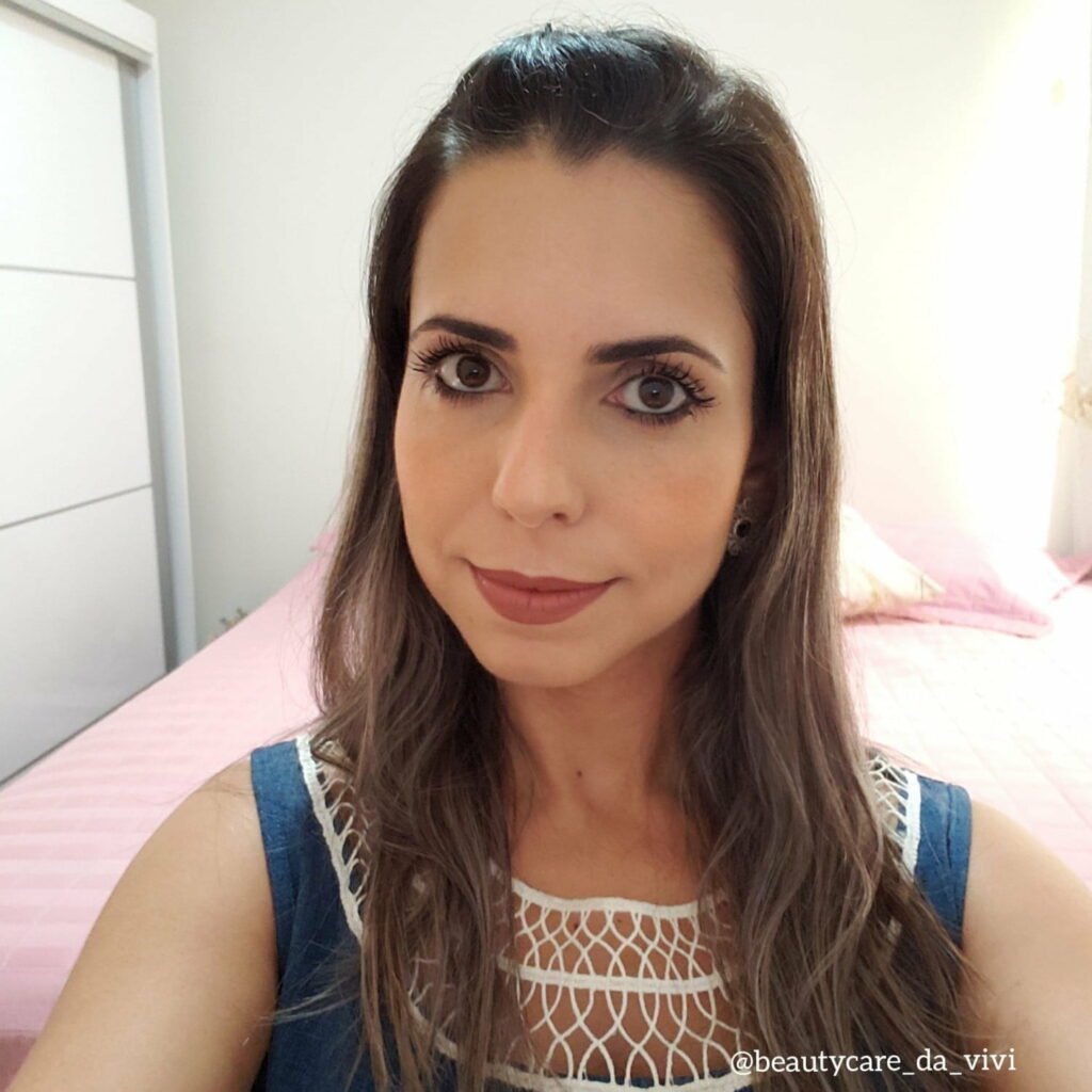 Beauty Care da Vivi: Camuflando as olheiras
                
                    Ouvi muita  gente falando sobre o corretivo da Maybelline, o Instant Age Rewind Eraser Dark  Circles, e resolvi comprar para testar e não é que me adaptei super bem a ele.