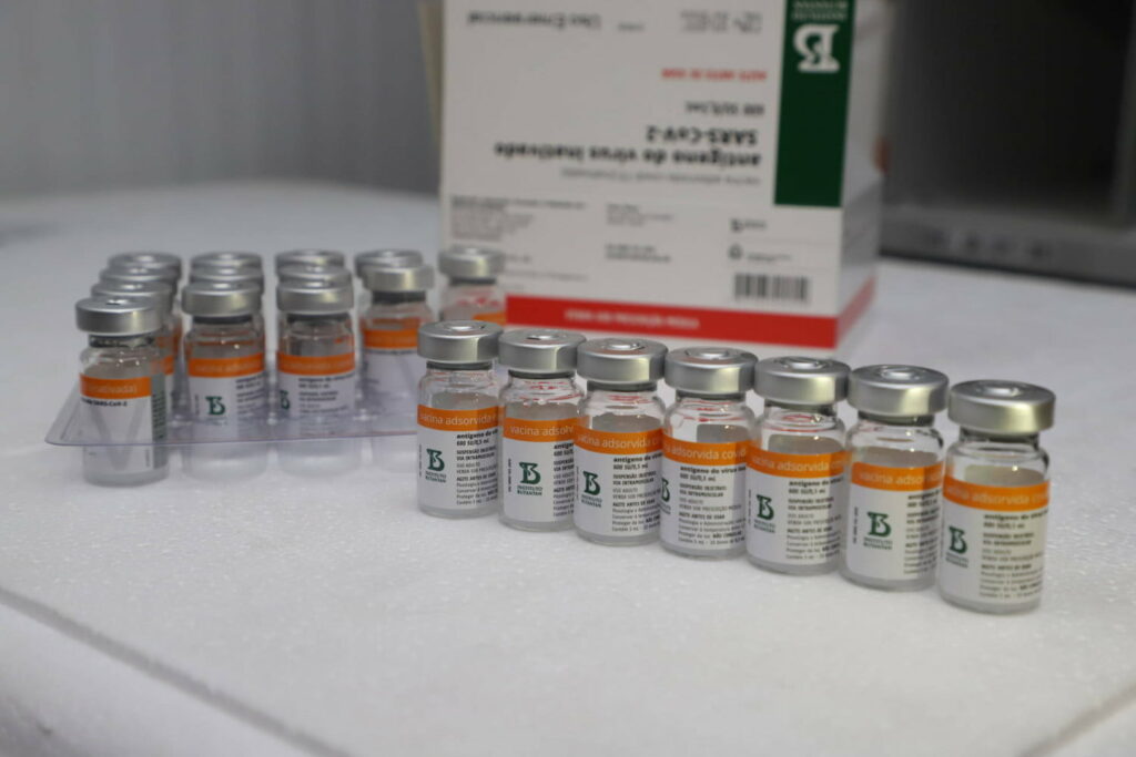 Paraná recebe novas doses da Coronavac e inicia logística para distribuir 367 mil vacinas
                
                    Lote de 57.800 doses que chegou neste sábado é composto por doses de reforço e para o início da imunização em grupos prioritários novos, como gestantes, puérperas, pessoas com comorbidades e pessoas com deficiência permanente.