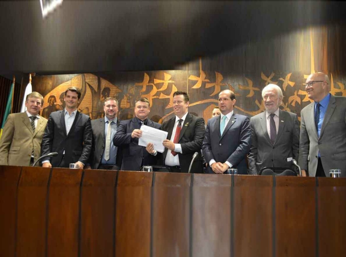 ASSOCIAÇÃO DOS MUNICÍPIOS DO PARANÁ: Cinco prefeitos da Amusep integram nova diretoria que tomou posse hoje, (23), em Curitiba.