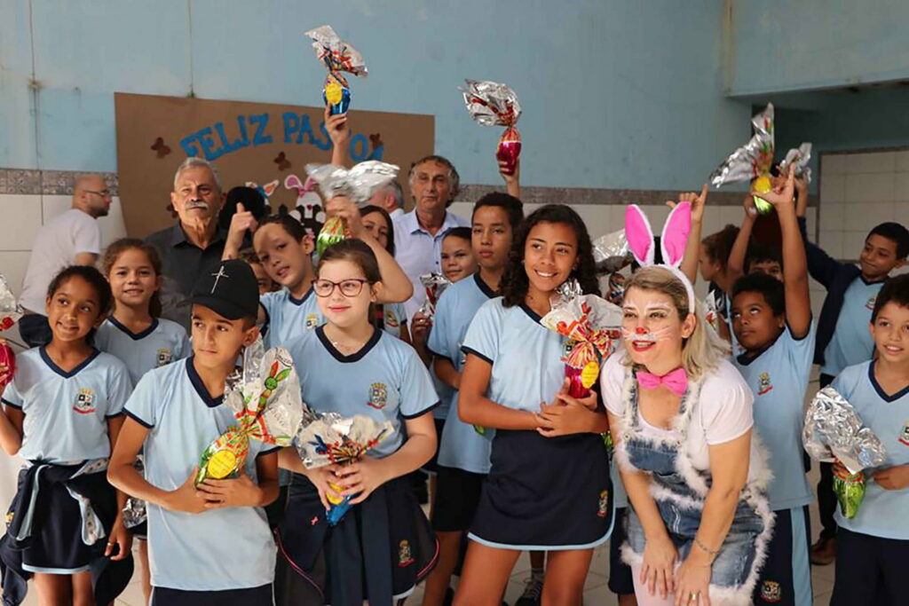 PÁSCOA EM SARANDI: Prefeitura entrega ovos de páscoa a alunos da rede municipal de ensino.