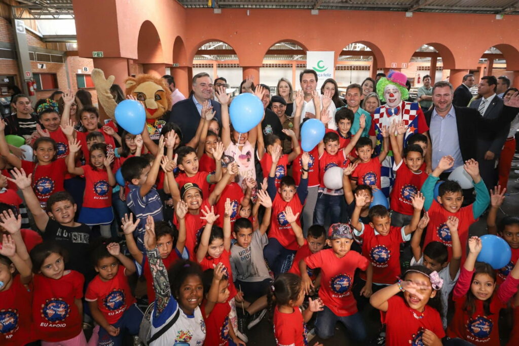 PARANÁ: Governos do Estado Federal firmam programa "Criança Feliz".