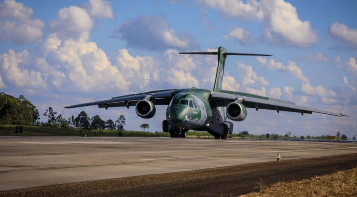 Aeronave da FAB que resgatou brasileiros deixa a Polônia 2