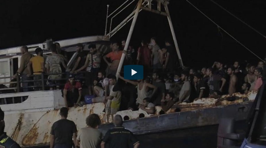 ITÁLIA: Barco com 686 migrantes a bordo atraca em Lampedusa 2