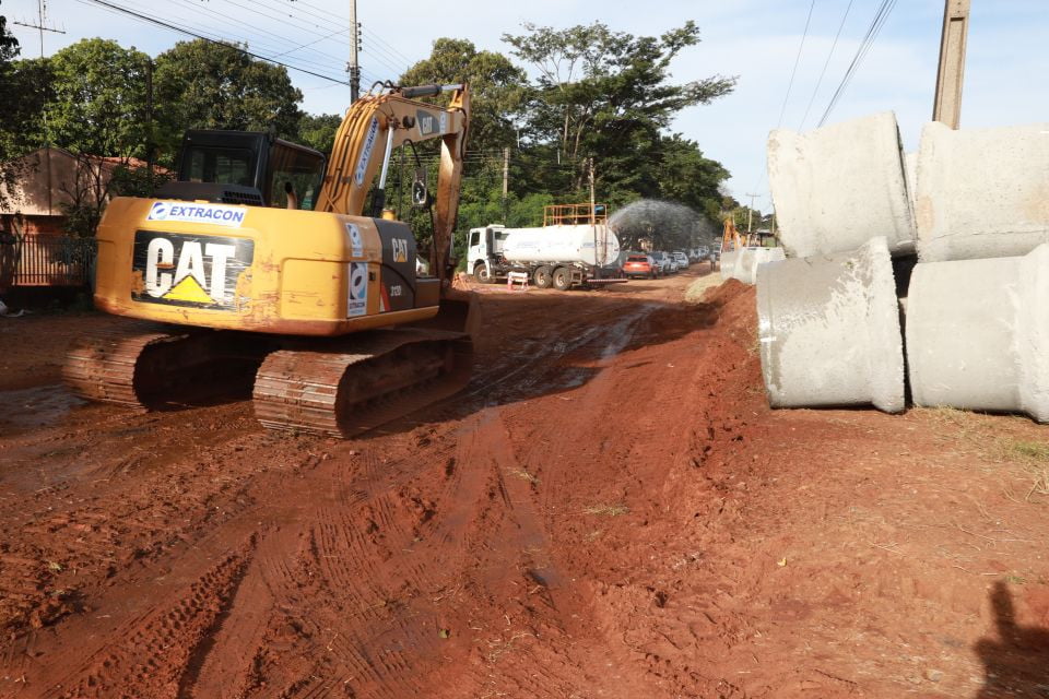 Ulisses assina ordem de serviço para pavimentação em Iguatemi 2