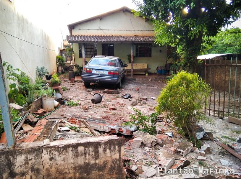 IMAGENS: Motorista perde o controle, derruba muro e invade quintal na Alziro Zarur 2
